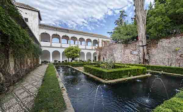 Granada 110 - Generalife - Patio del Cipres.jpg
